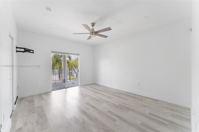 Building Photo - 379 NE 31st Ave