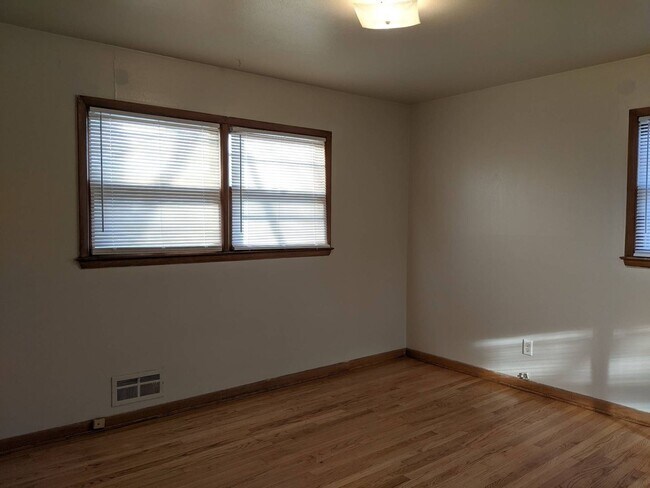 Building Photo - Gorgeous 3 Bed Upper Available with shared Garage & Hardwood floors, Appliances incl.