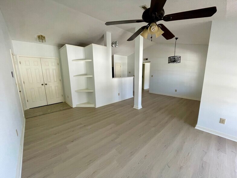 Building Photo - 6704 W Friendly Ave