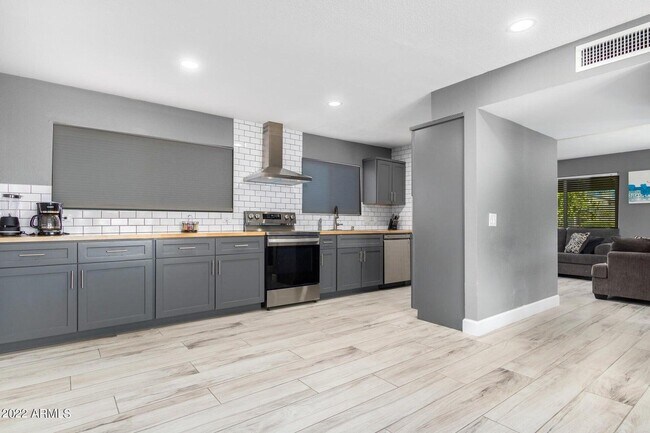 Building Photo - 1502 E Topeka Dr