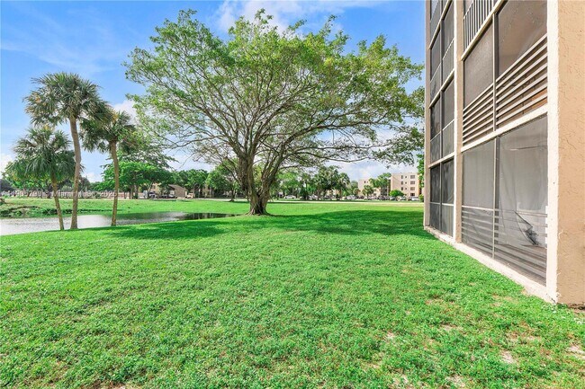 Building Photo - 2820 Somerset Dr