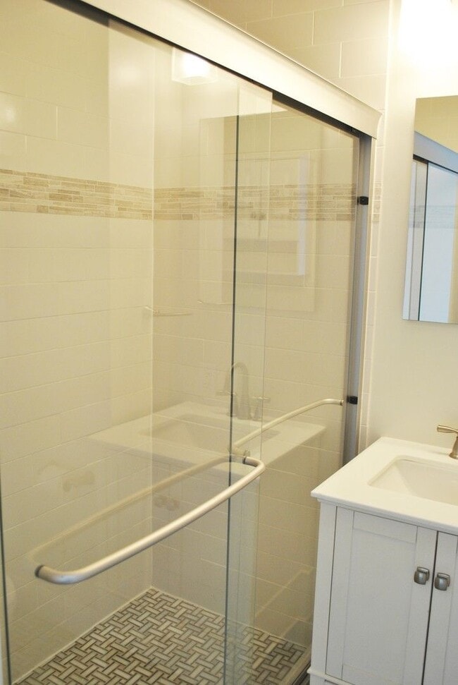 Building Photo - Georgetown near GT Medstar Hospital, Chic Rowhouse 5br/3Ba w/Yard, Deck, Parking