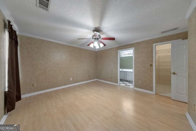 Building Photo - 2025 Baramore Oaks Dr