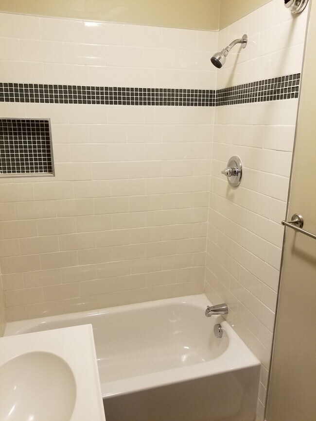 Building Photo - 305 Woodview Ave