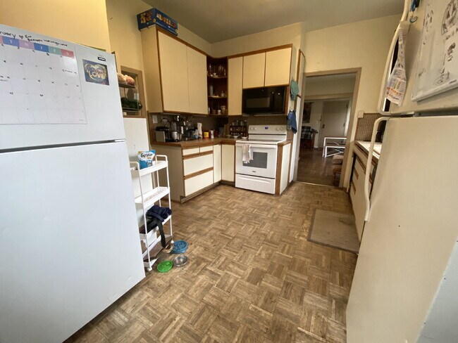 Building Photo - 825 N Garden St