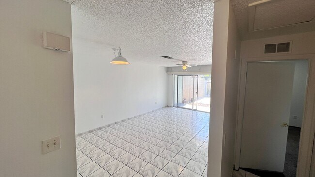 Building Photo - 2 Bedroom/1 Bath Townhome in Orlando!
