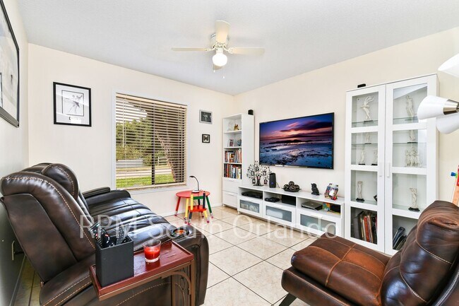 Building Photo - 4 Bedroom, 2 bathroom, 2 car garage, pool, backyard, close to Universal Studios and International...