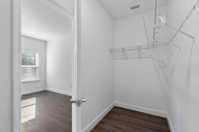 Building Photo - 525 Hill Ln