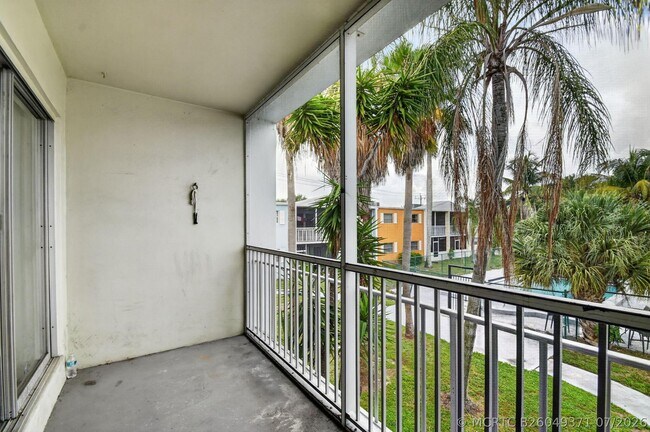 Building Photo - 1505 Crescent Cir