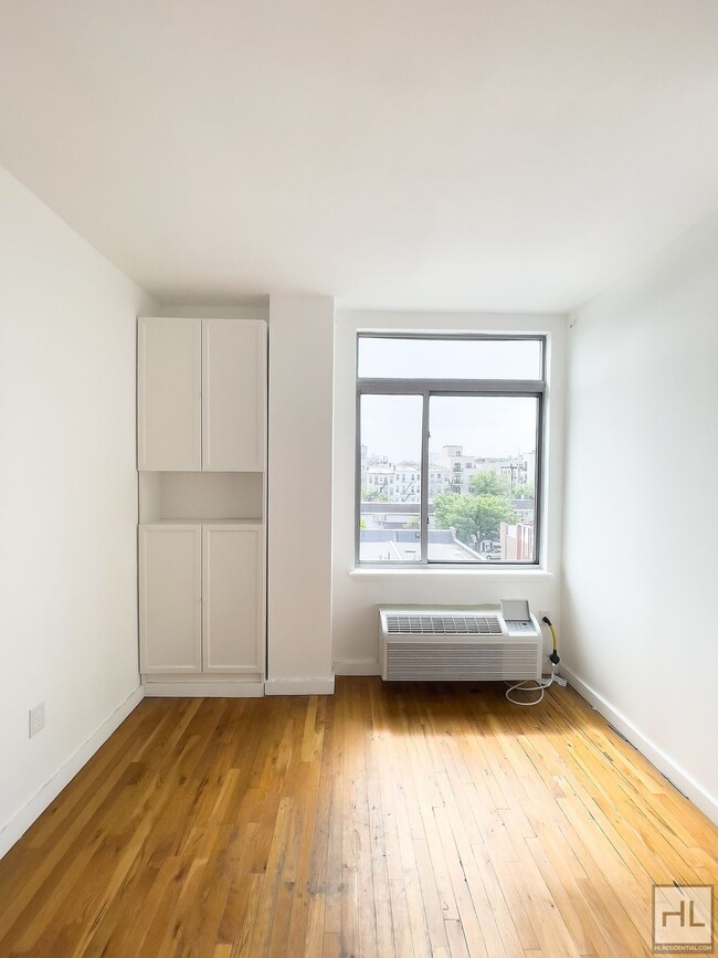 Building Photo - Sunlit Bushwick 2-Bed Plus a 3rd Room / Pr...