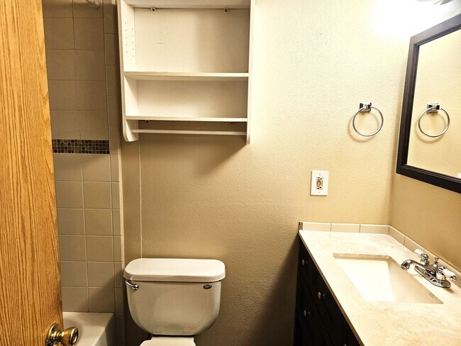 Building Photo - Beautiful 1 Bedroom Condo Near the Mountains