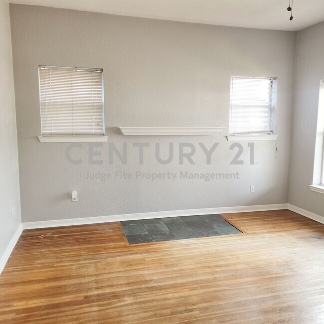 Building Photo - Updated 1/1 Apartment in Prime Dallas Location Ready for Move-In!