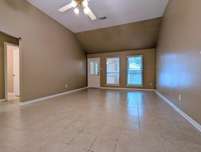 Building Photo - 3815 Maple Dr