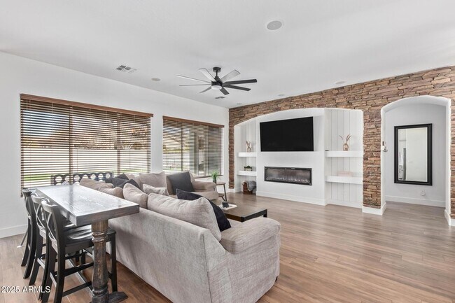 Building Photo - 8414 W Northview Ave