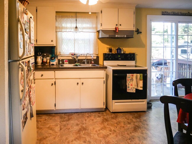 Building Photo - 136 Joan St