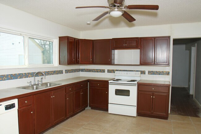 Building Photo - 527 W 6th St