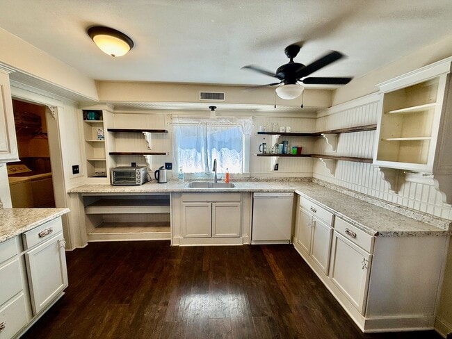 Building Photo - 4-BR Home with Horse Privileges in Apple Valley