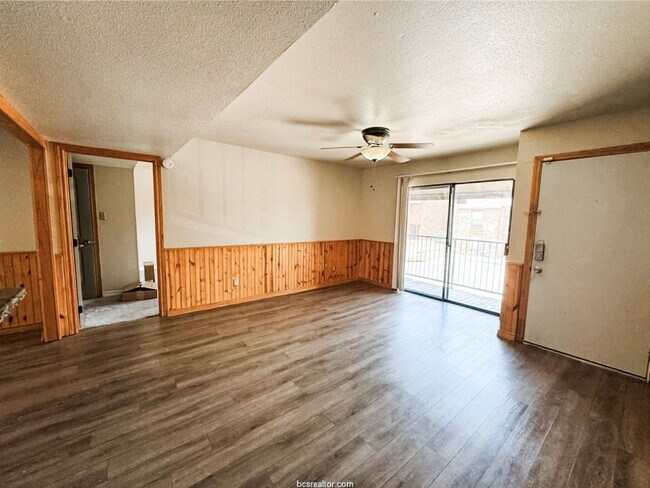 Building Photo - Adorable 2/2 Condo Available For Immediate...