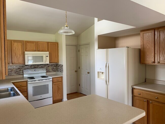 Building Photo - 7188 Oak Stream Dr