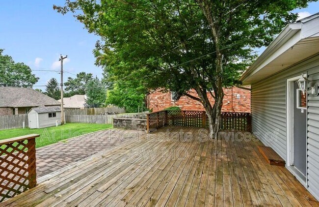 Building Photo - 834 E Manchester Dr