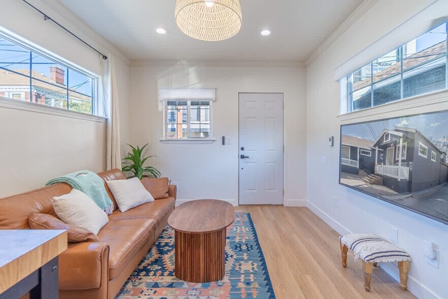 Building Photo - 142 Bell St