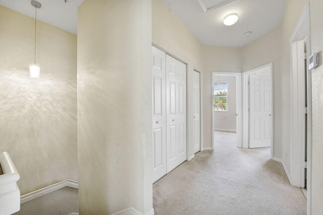 Building Photo - 128 W Royal Palm Cir