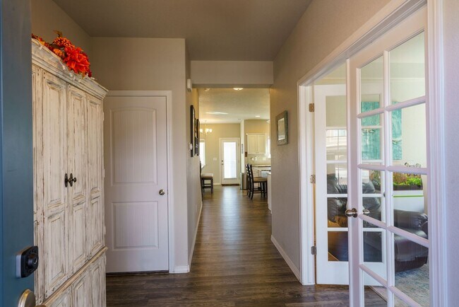 Building Photo - Like new in Ventana! 4 bedroom,3 bath, fen...