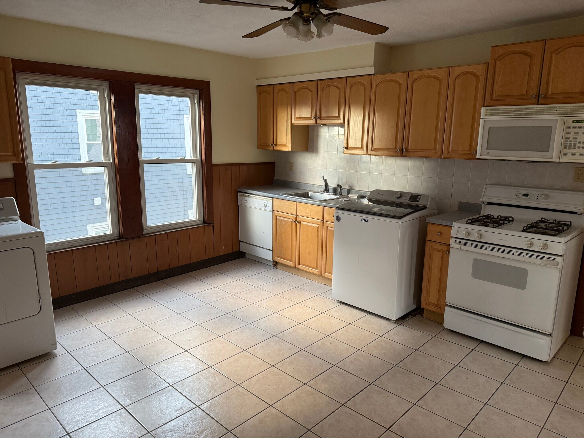 Building Photo - 592 Salem St