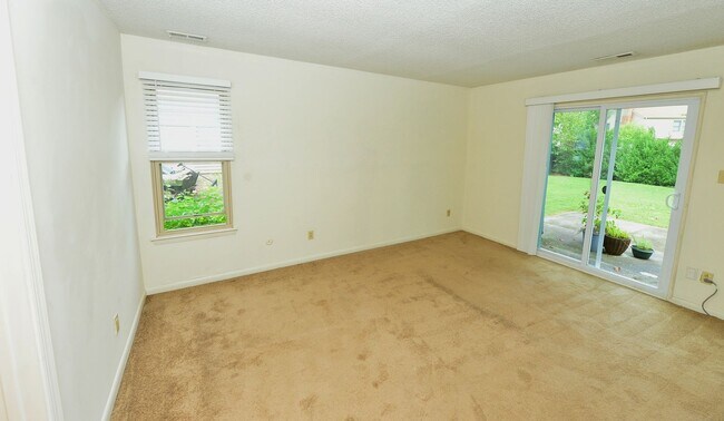 Building Photo - Community Lake-Dock and Private Beach