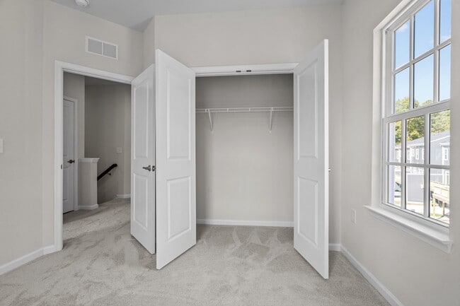 Building Photo - 1509 Newpoint Dr