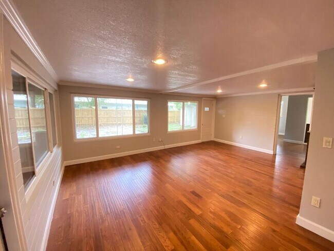 Building Photo - 311 Altaloma Ave