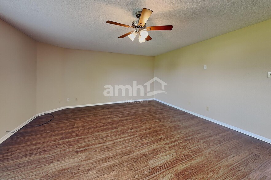 Building Photo - 14470 Forsythia Ln