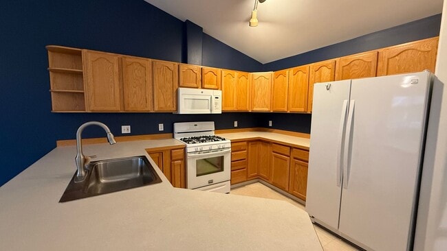 Building Photo - 3 Bed, 2 Bath Townhouse Between Elmore and...
