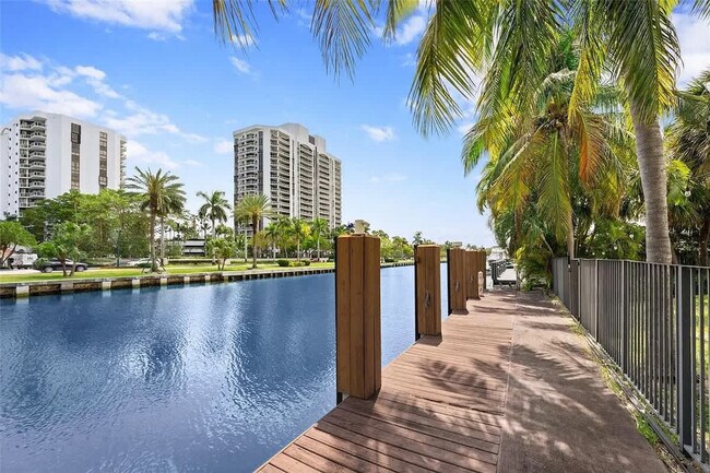 Building Photo - 413 Holiday Dr