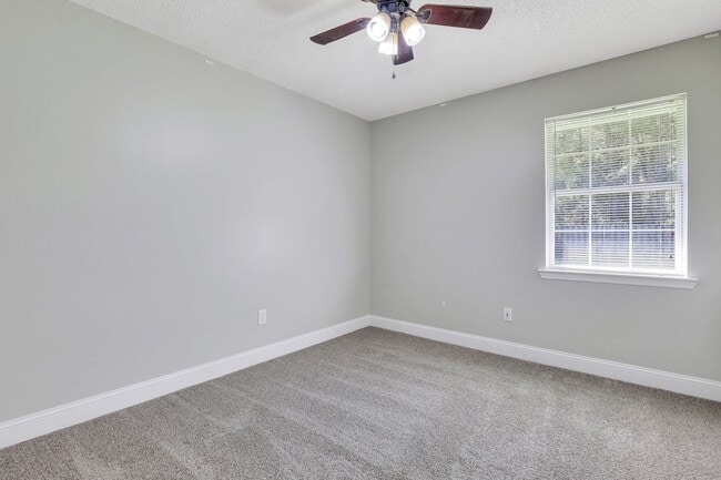 Building Photo - AVAILABLE EARLY OCTOBER [DOG FRIENDLY]