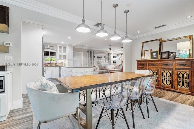 Building Photo - 700 Vilabella Ave