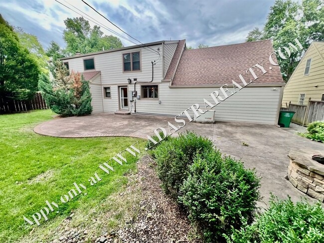 Building Photo - Beautiful 4 Bed 3.5 Bath Home in Fairway-Available NOW!!