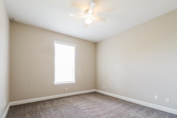 Building Photo - 690 Country Walk Ct