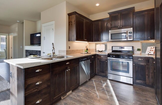 Building Photo - Stunning 3 Bed Home - Fenced Yard, Community Amenities & Pool!