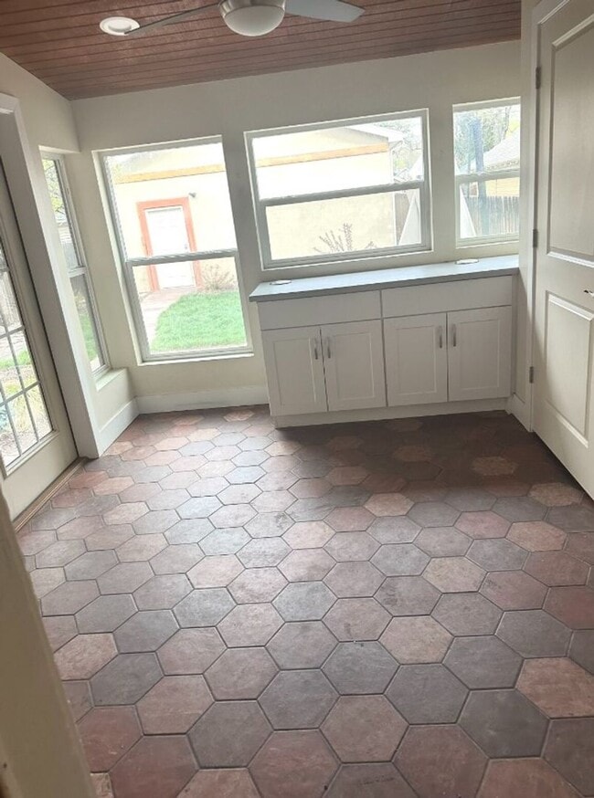 Building Photo - Beautiful 3 Bed/2 Bath in Downtown Colorado Springs!