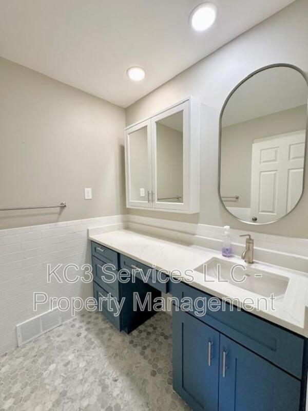 Building Photo - 615 E 101st Ter