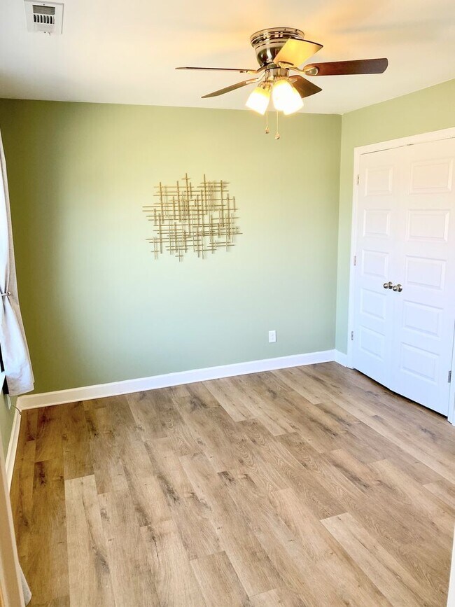 Building Photo - Great Location!! - 3 bedroom 2.5 bath home