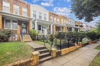 Building Photo - 504 24th St NE