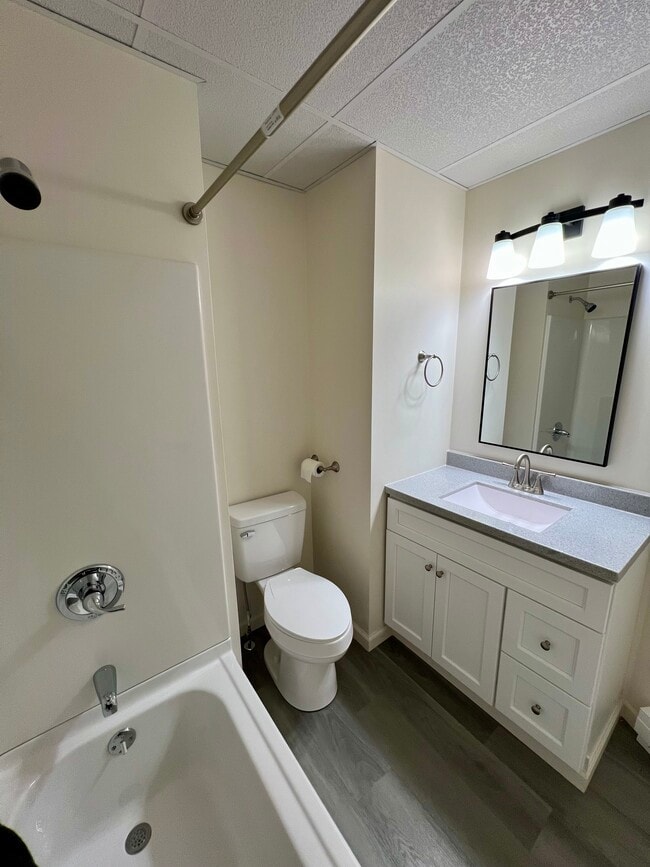 Building Photo - 423 Center St