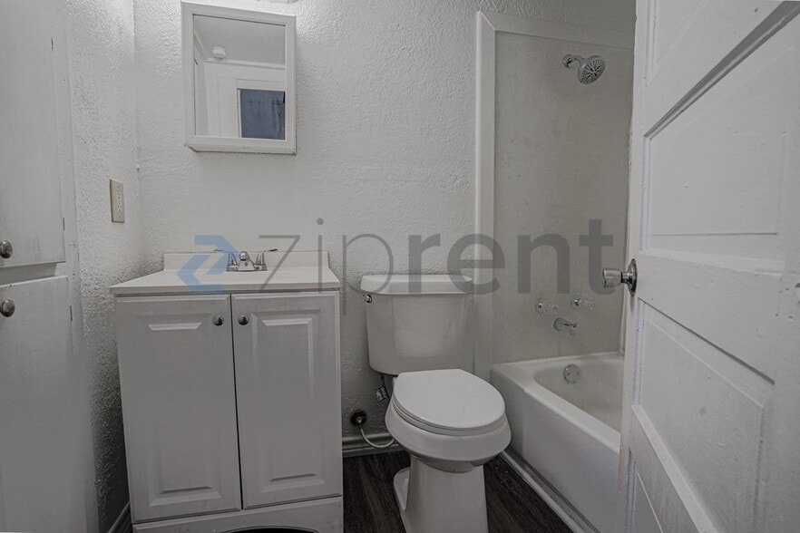 Building Photo - 1006 S Throckmorton St