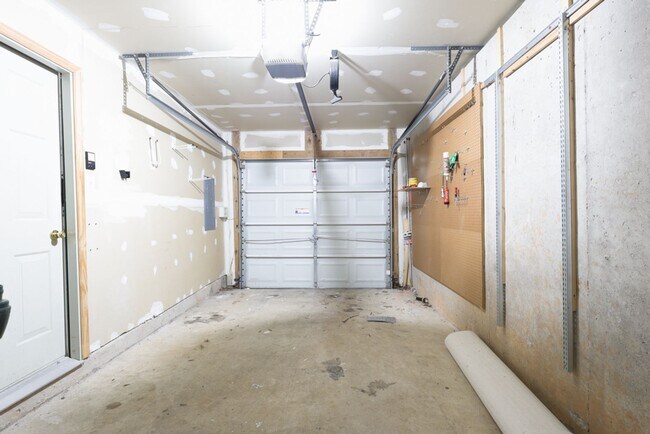 Building Photo - Lovely 3 BR/2 Full BA 2Half BA Townhome in...