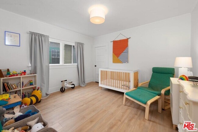 Building Photo - 1728 W 39th St