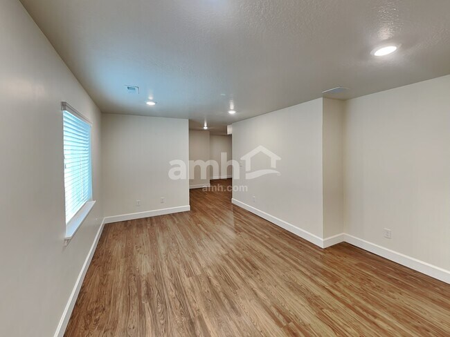 Building Photo - 3003 E S Village Dr