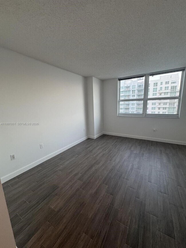 Building Photo - 1155 Brickell Bay Dr