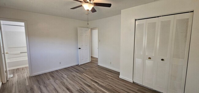 Building Photo - For Rent 3 bed 3 bath Plus 4th room or Off...
